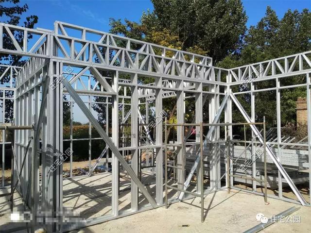 農村輕鋼住宅造價多少？這棟240平的房子只花了33萬，房主任先生很滿意