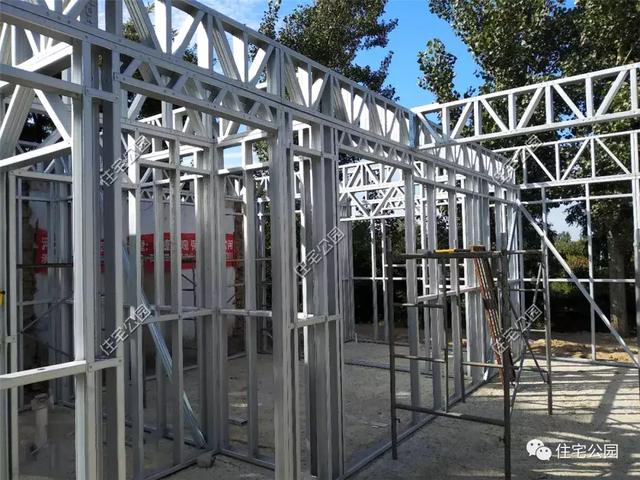 農村輕鋼住宅造價多少？這棟240平的房子只花了33萬，房主任先生很滿意