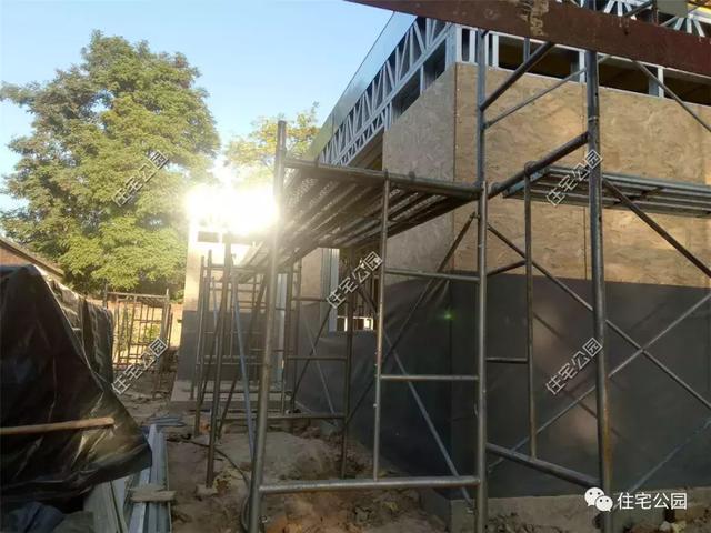 農村輕鋼住宅造價多少？這棟240平的房子只花了33萬，房主任先生很滿意