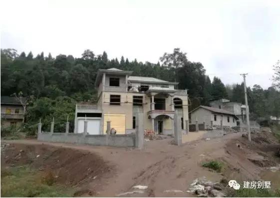 曬3棟農村自建房實拍照片，第一棟是我表哥花40萬建成的