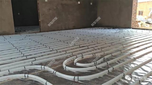 農(nóng)村小伙花2萬(wàn)給別墅裝地暖，用30年都沒(méi)問(wèn)題，省錢(qián)又舒適