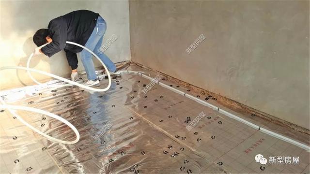 農(nóng)村小伙花2萬(wàn)給別墅裝地暖，用30年都沒(méi)問(wèn)題，省錢(qián)又舒適