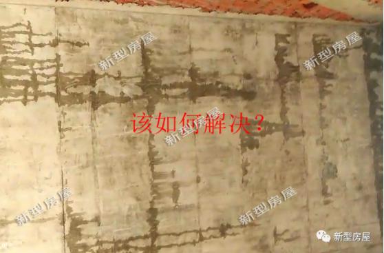 農(nóng)村小伙在老家自建房，還未住進去屋頂就漏成這樣？看著都揪心