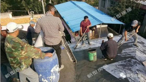 農(nóng)村小伙在老家自建房，還未住進去屋頂就漏成這樣？看著都揪心