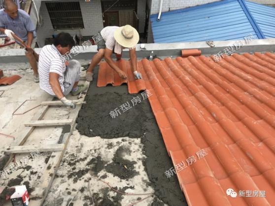 農(nóng)村小伙在老家自建房，還未住進去屋頂就漏成這樣？看著都揪心