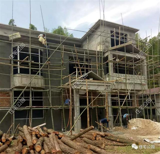 他回湖南老家給父母蓋養老房，70歲老母全程監工，只花28萬就蓋成3層洋樓