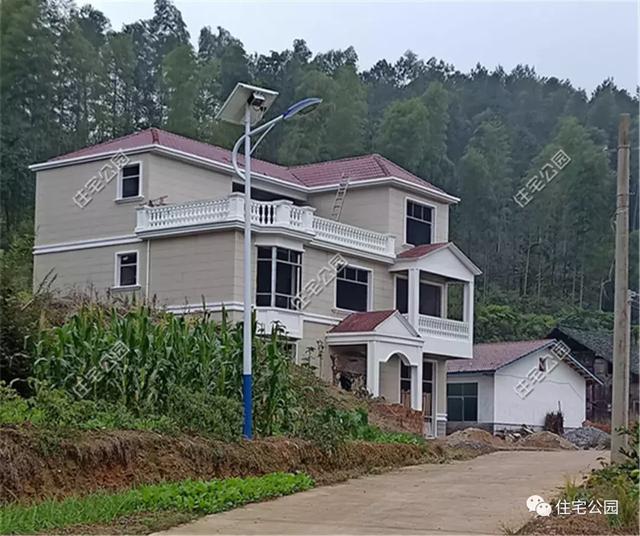 他回湖南老家給父母蓋養老房，70歲老母全程監工，只花28萬就蓋成3層洋樓