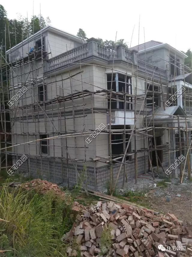 他回湖南老家給父母蓋養老房，70歲老母全程監工，只花28萬就蓋成3層洋樓