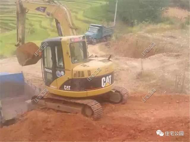 他回湖南老家給父母蓋養老房，70歲老母全程監工，只花28萬就蓋成3層洋樓