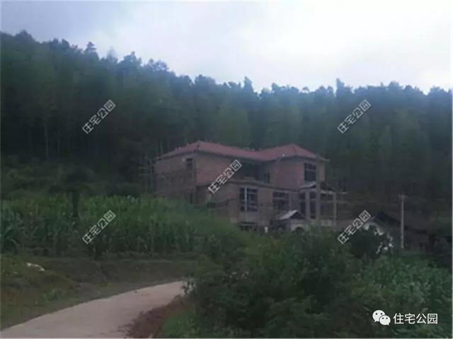 他回湖南老家給父母蓋養老房，70歲老母全程監工，只花28萬就蓋成3層洋樓