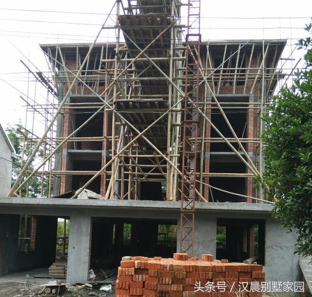 有錢就是好，泰州汪總蓋的帶地下車庫(kù)現(xiàn)代別墅，鄰居看了都坐不住！