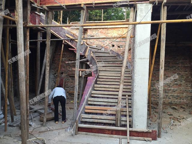 這套二層別墅，光基礎(chǔ)就花了3萬，顏值不夠，施工來湊！