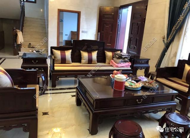 為了回老家工作的女兒，江西父母建三層別墅，小院裝修全做好120萬