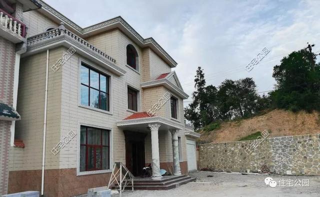 為了回老家工作的女兒，江西父母建三層別墅，小院裝修全做好120萬