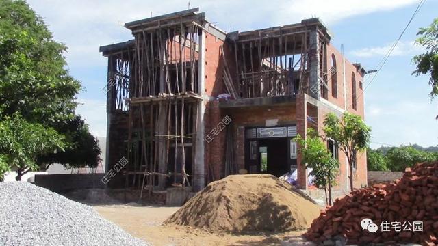 農(nóng)村平房加蓋樓層，承重竟然用一根鋼管，暗藏安全隱患！