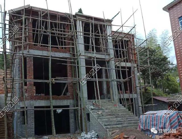 浙江農(nóng)村小伙自行設(shè)計，三層別墅花80萬建成，大家覺得如何？