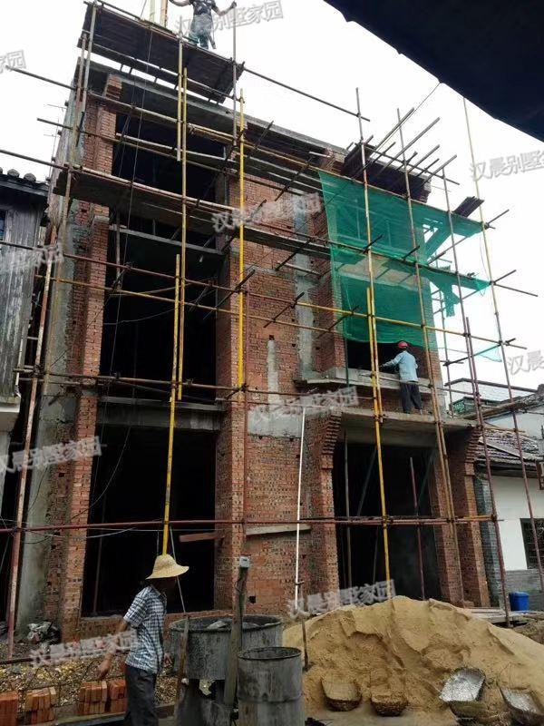 兩面鄰居開間只有8.8米，怎么建房？看看這套花50萬建成的中式別墅！