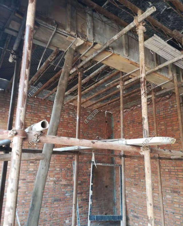 陜西農村自建2層別墅，造價30萬，坡屋頂建成這樣，真不怕漏雨嗎