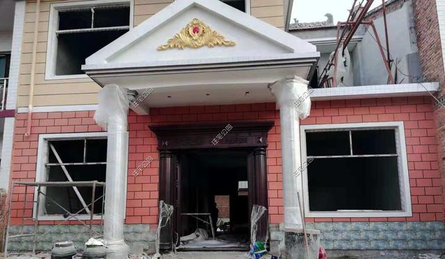 陜西農村自建2層別墅，造價30萬，坡屋頂建成這樣，真不怕漏雨嗎