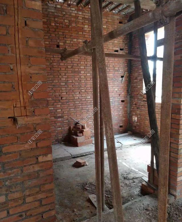 陜西農村自建2層別墅，造價30萬，坡屋頂建成這樣，真不怕漏雨嗎