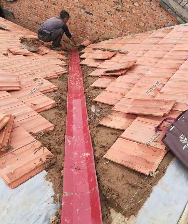 陜西農村自建2層別墅，造價30萬，坡屋頂建成這樣，真不怕漏雨嗎