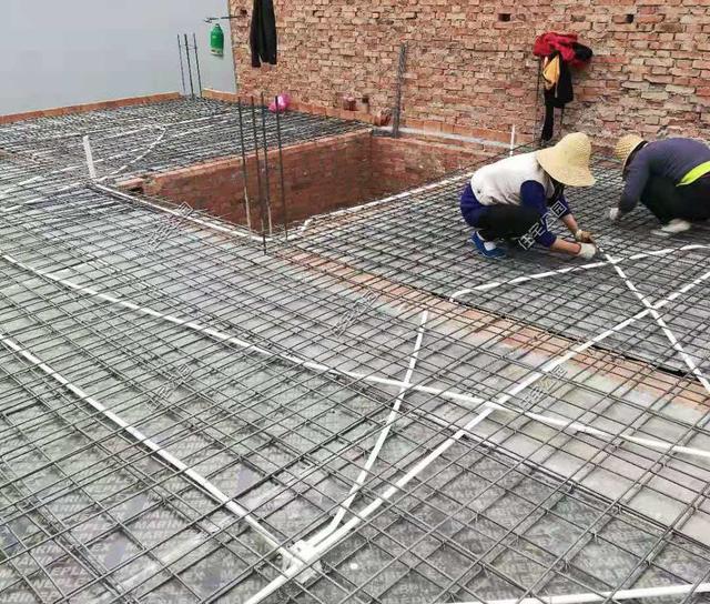 陜西農村自建2層別墅，造價30萬，坡屋頂建成這樣，真不怕漏雨嗎