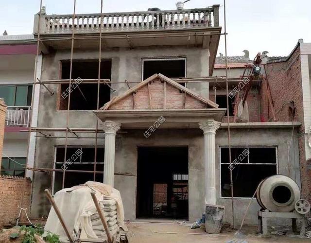 陜西農村自建2層別墅，造價30萬，坡屋頂建成這樣，真不怕漏雨嗎