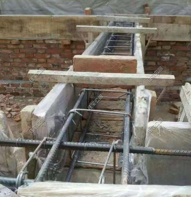 陜西農村自建2層別墅，造價30萬，坡屋頂建成這樣，真不怕漏雨嗎