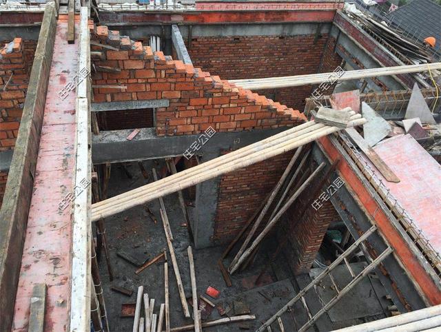 紅磚缺貨，石子每車1200，花了150萬終于建起這棟農村三層別墅