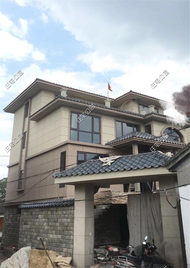 紅磚缺貨，石子每車1200，花了150萬終于建起這棟農村三層別墅