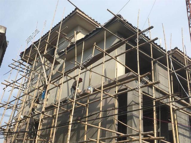 紅磚缺貨，石子每車1200，花了150萬終于建起這棟農村三層別墅