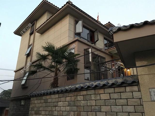 紅磚缺貨，石子每車1200，花了150萬終于建起這棟農村三層別墅