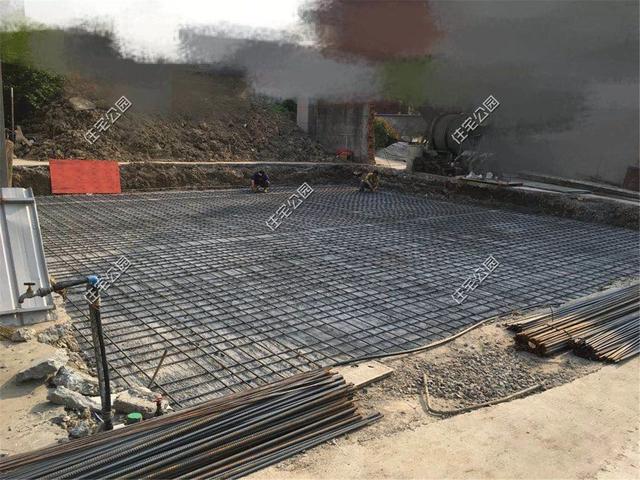 紅磚缺貨，石子每車1200，花了150萬終于建起這棟農村三層別墅