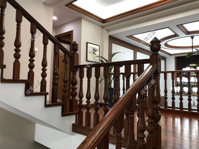 紅磚缺貨，石子每車1200，花了150萬終于建起這棟農村三層別墅