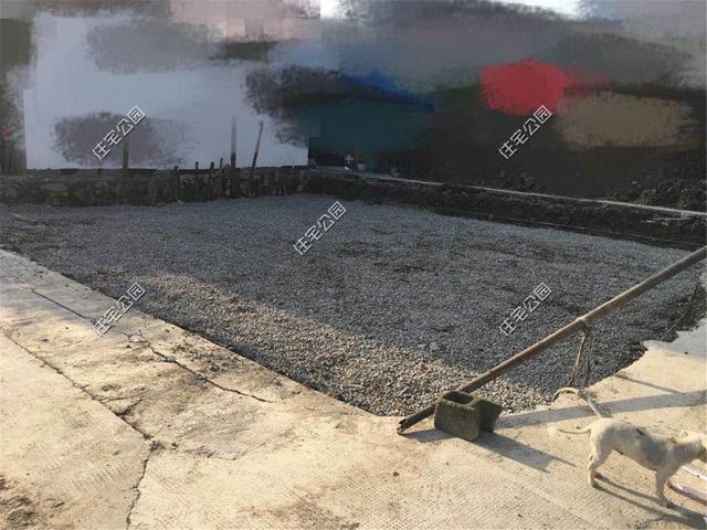 紅磚缺貨，石子每車1200，花了150萬終于建起這棟農村三層別墅