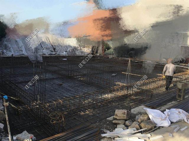 紅磚缺貨，石子每車1200，花了150萬終于建起這棟農村三層別墅