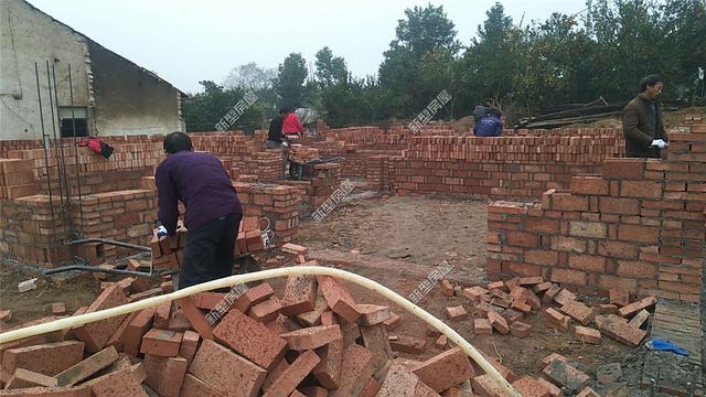 農村小伙建房內外墻全砌空斗墻，你覺得這樣結實嗎？