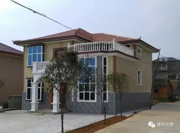 拆掉老家的青磚瓦房，35萬蓋好兩層小別墅，漂亮又實用