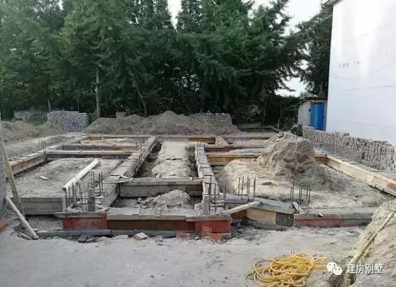 拆掉老家的青磚瓦房，35萬蓋好兩層小別墅，漂亮又實用