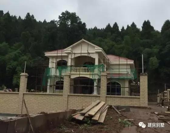 精致漂亮的兩層小別墅圖片，25萬就能建好，全家人的避風港