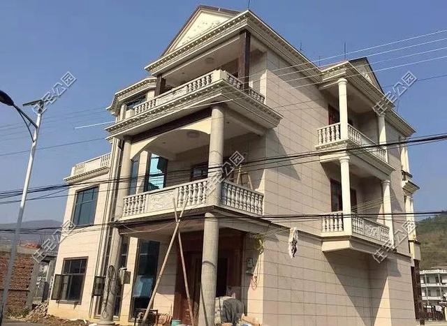 為父母養老，湖南兄妹在農村老家修建三層別墅，主體裝修一個花了80萬