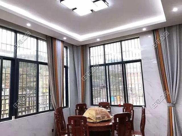 為父母養老，湖南兄妹在農村老家修建三層別墅，主體裝修一個花了80萬