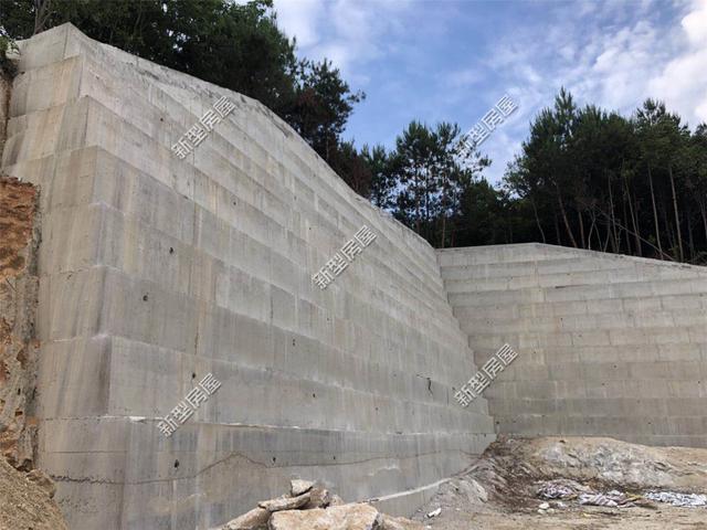 湖南農村小伙花40萬蓋了30米長的堡坎，大家都說這是要建城堡