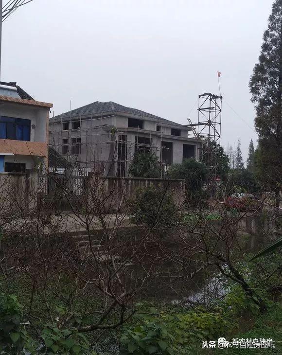 江蘇小伙回農(nóng)村自建別墅，包工包料每瓶1200，村里還有花海、草坪！