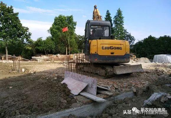 江蘇小伙回農(nóng)村自建別墅，包工包料每瓶1200，村里還有花海、草坪！