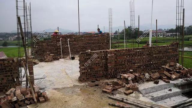 農村孝子彗星修建三層別墅，父親生病母親監工，主體70萬建成，凝聚著一家人的愛