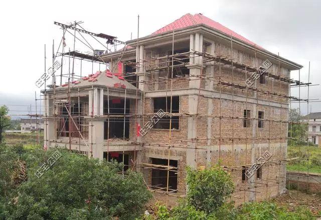 農村孝子彗星修建三層別墅，父親生病母親監工，主體70萬建成，凝聚著一家人的愛