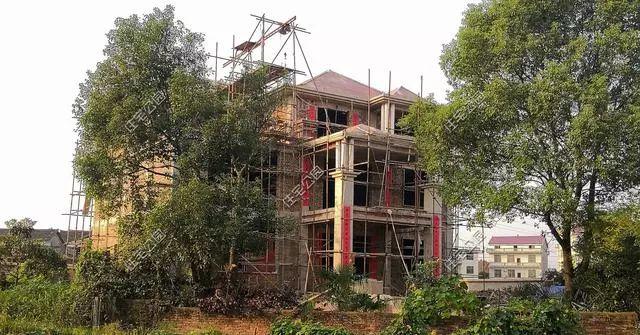 農村孝子彗星修建三層別墅，父親生病母親監工，主體70萬建成，凝聚著一家人的愛