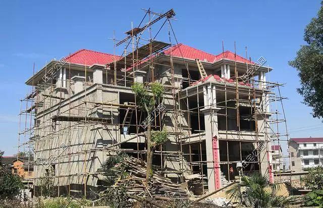 農村孝子彗星修建三層別墅，父親生病母親監工，主體70萬建成，凝聚著一家人的愛