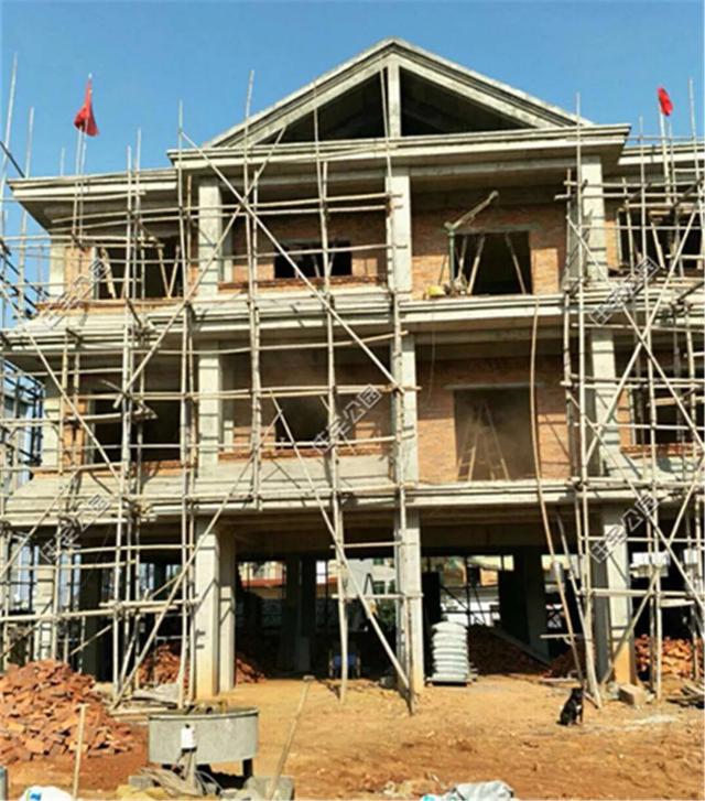 我和叔叔蓋的雙拼養老別墅，每人35萬，400多平的大院子就是爽